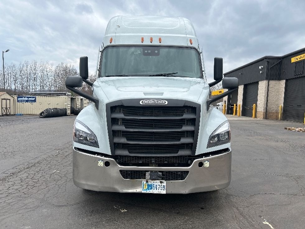 Sleeper Tractor-Heavy Duty Tractors-Freightliner-2021-T12664ST-Jessup-PA-615,551\n\t\tmiles-$ 48,250 - Image 2