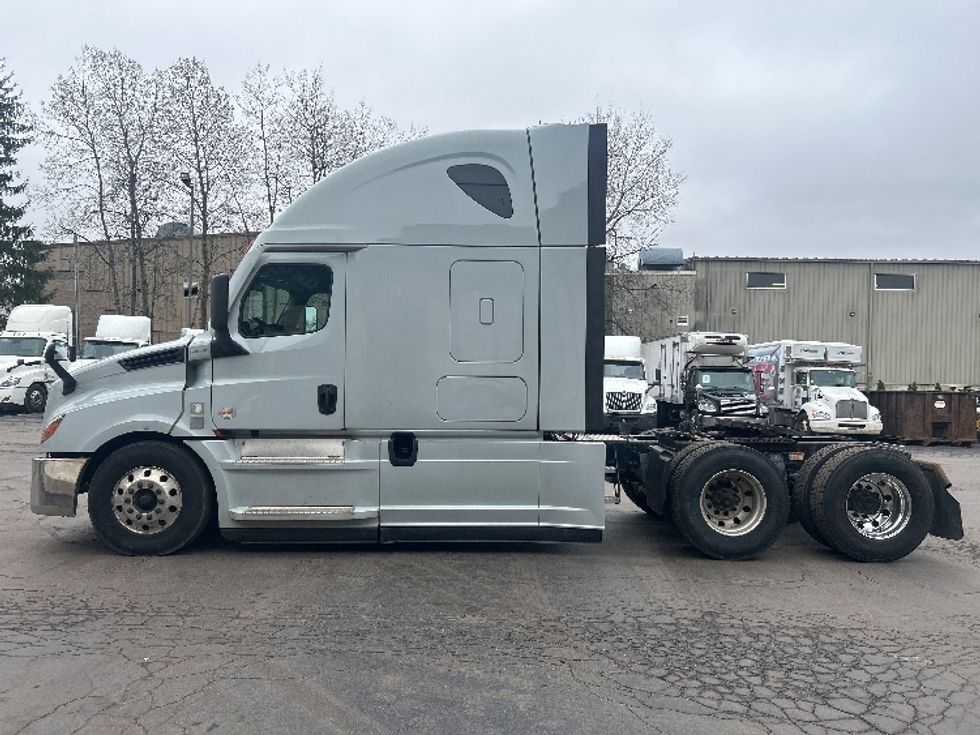 Sleeper Tractor-Heavy Duty Tractors-Freightliner-2021-T12664ST-Jessup-PA-615,551\n\t\tmiles-$ 48,250 - Image 4