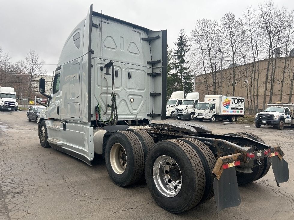 Sleeper Tractor-Heavy Duty Tractors-Freightliner-2021-T12664ST-Jessup-PA-615,551\n\t\tmiles-$ 48,250 - Image 5