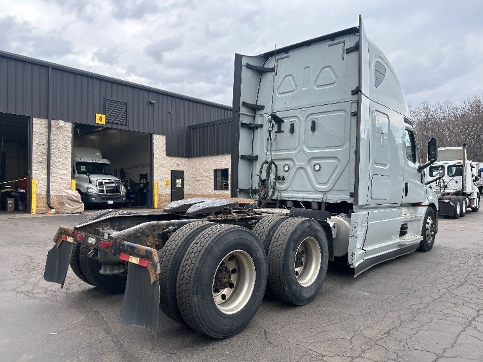 Sleeper Tractor-Heavy Duty Tractors-Freightliner-2021-T12664ST-Jessup-PA-615,551\n\t\tmiles-$ 48,250 - Image 7