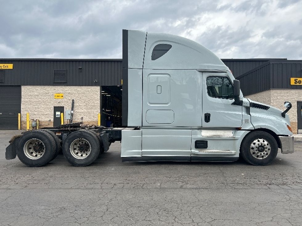 Sleeper Tractor-Heavy Duty Tractors-Freightliner-2021-T12664ST-Jessup-PA-615,551\n\t\tmiles-$ 48,250 - Image 8