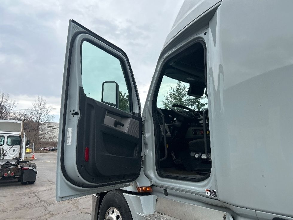 Sleeper Tractor-Heavy Duty Tractors-Freightliner-2021-T12664ST-Jessup-PA-615,551\n\t\tmiles-$ 48,250 - Image 9