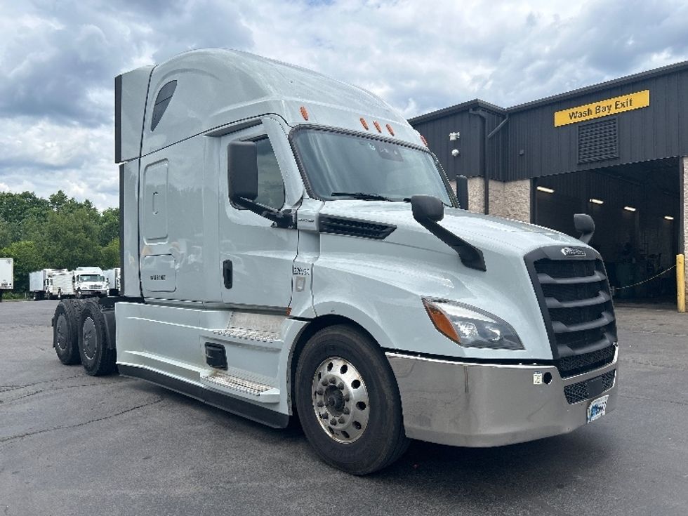 Sleeper Tractor-Heavy Duty Tractors-Freightliner-2021-T12664ST-Jessup-PA-670,485\n\t\tmiles-$ 51,250 - Image 1