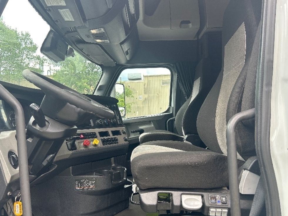 Sleeper Tractor-Heavy Duty Tractors-Freightliner-2021-T12664ST-Jessup-PA-670,485\n\t\tmiles-$ 51,250 - Image 10