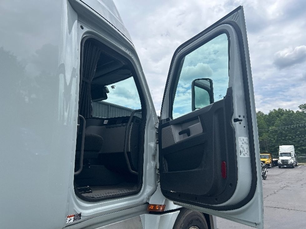 Sleeper Tractor-Heavy Duty Tractors-Freightliner-2021-T12664ST-Jessup-PA-670,485\n\t\tmiles-$ 51,250 - Image 13