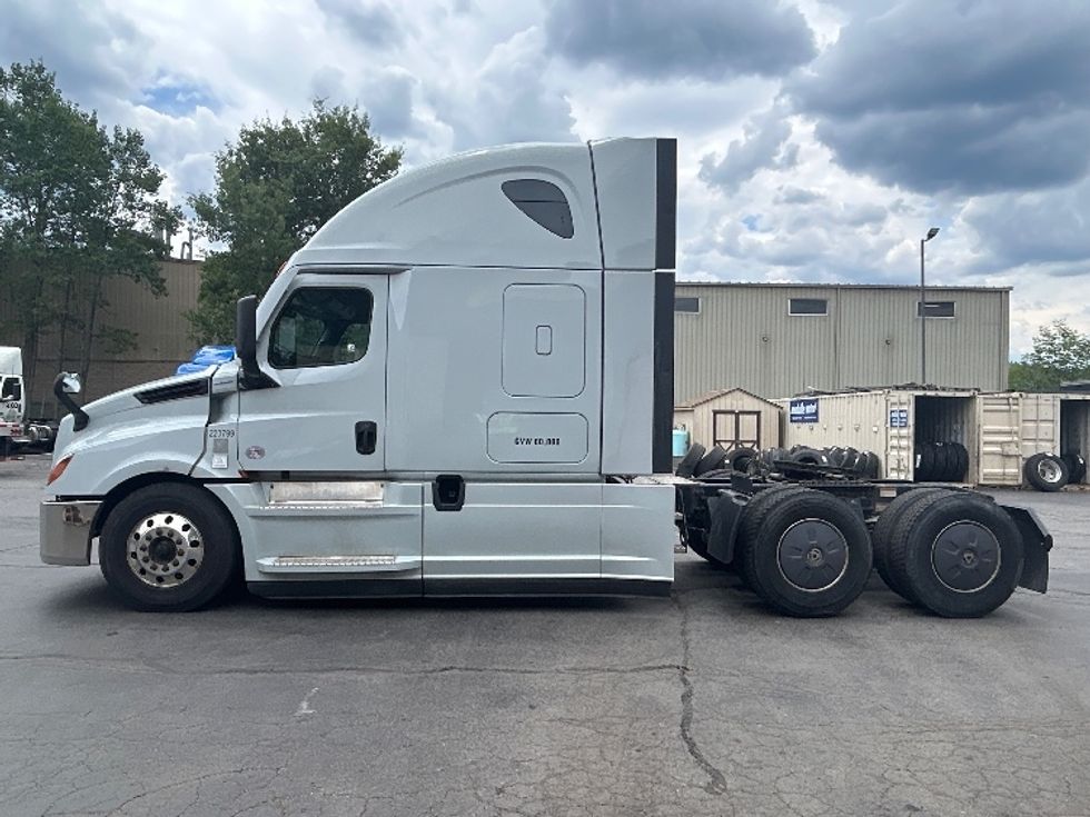 Sleeper Tractor-Heavy Duty Tractors-Freightliner-2021-T12664ST-Jessup-PA-670,485\n\t\tmiles-$ 51,250 - Image 4
