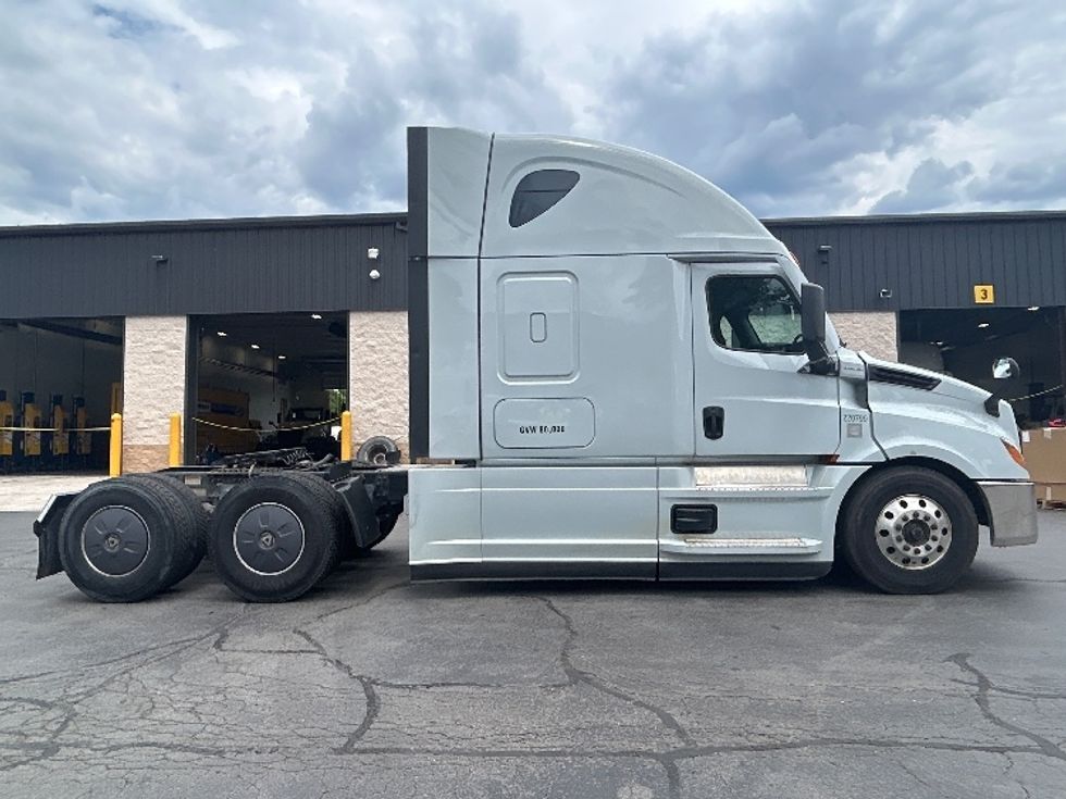 Sleeper Tractor-Heavy Duty Tractors-Freightliner-2021-T12664ST-Jessup-PA-670,485\n\t\tmiles-$ 51,250 - Image 8