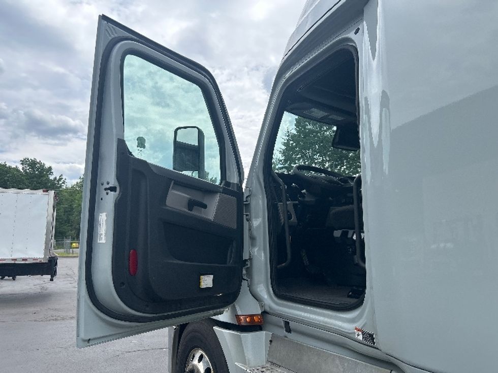 Sleeper Tractor-Heavy Duty Tractors-Freightliner-2021-T12664ST-Jessup-PA-670,485\n\t\tmiles-$ 51,250 - Image 9
