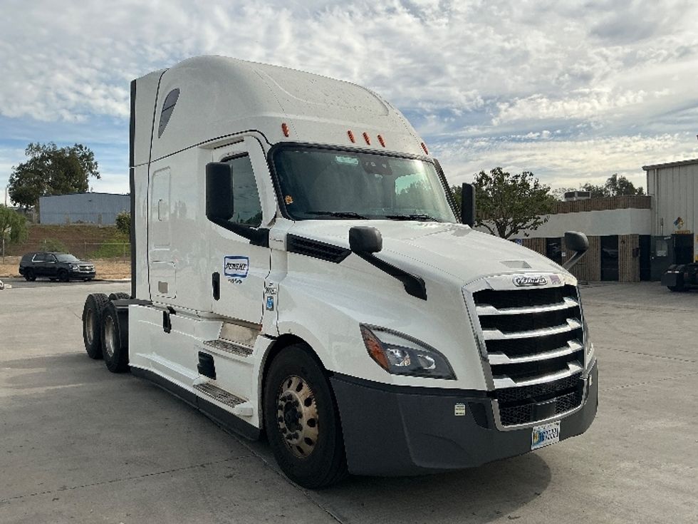 Sleeper Tractor-Heavy Duty Tractors-Freightliner-2021-T12664ST-Jurupa Valley-CA-409,064\n\t\tmiles-$ 82,000 - Image 1