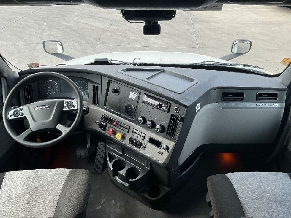 Sleeper Tractor-Heavy Duty Tractors-Freightliner-2021-T12664ST-Jurupa Valley-CA-409,064\n\t\tmiles-$ 82,000 - Image 12