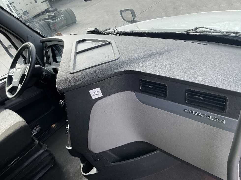 Sleeper Tractor-Heavy Duty Tractors-Freightliner-2021-T12664ST-Jurupa Valley-CA-409,064\n\t\tmiles-$ 82,000 - Image 16