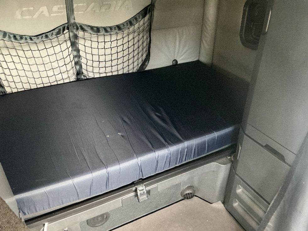 Sleeper Tractor-Heavy Duty Tractors-Freightliner-2021-T12664ST-Jurupa Valley-CA-409,064\n\t\tmiles-$ 82,000 - Image 17