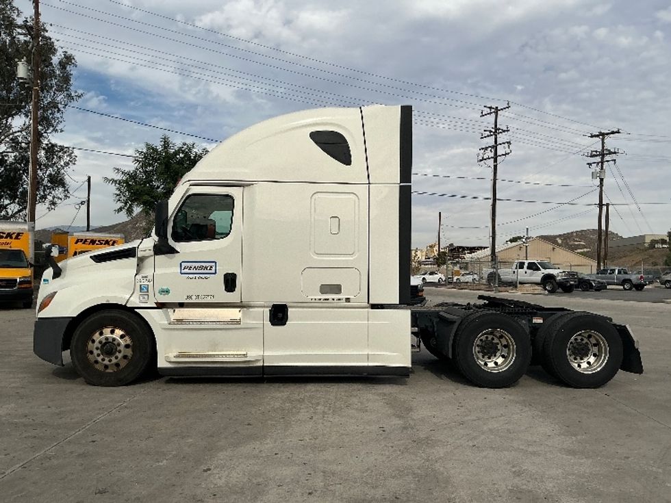 Sleeper Tractor-Heavy Duty Tractors-Freightliner-2021-T12664ST-Jurupa Valley-CA-409,064\n\t\tmiles-$ 82,000 - Image 4