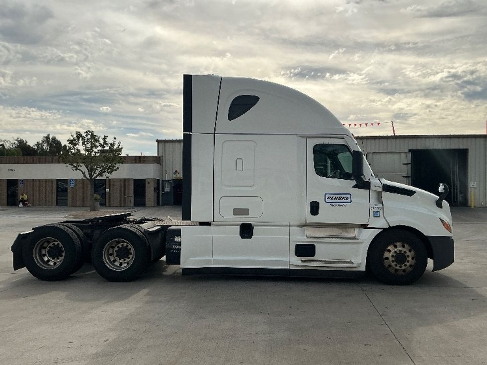 Sleeper Tractor-Heavy Duty Tractors-Freightliner-2021-T12664ST-Jurupa Valley-CA-409,064\n\t\tmiles-$ 82,000 - Image 8