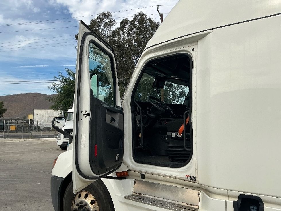 Sleeper Tractor-Heavy Duty Tractors-Freightliner-2021-T12664ST-Jurupa Valley-CA-409,064\n\t\tmiles-$ 82,000 - Image 9