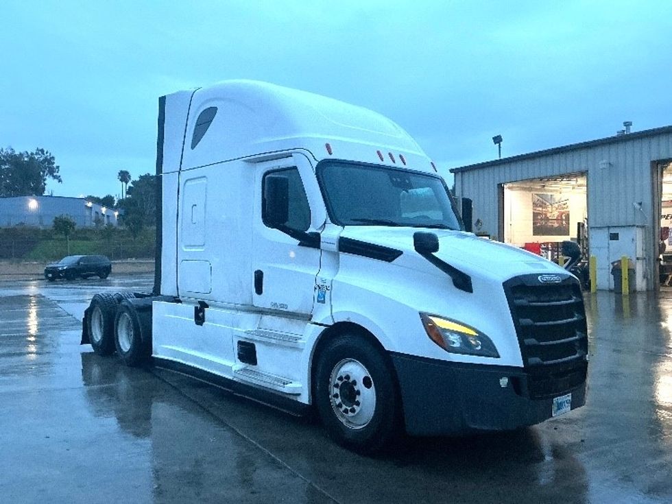 Sleeper Tractor-Heavy Duty Tractors-Freightliner-2021-T12664ST-Jurupa Valley-CA-468,326\n\t\tmiles-$ 74,000 - Image 1