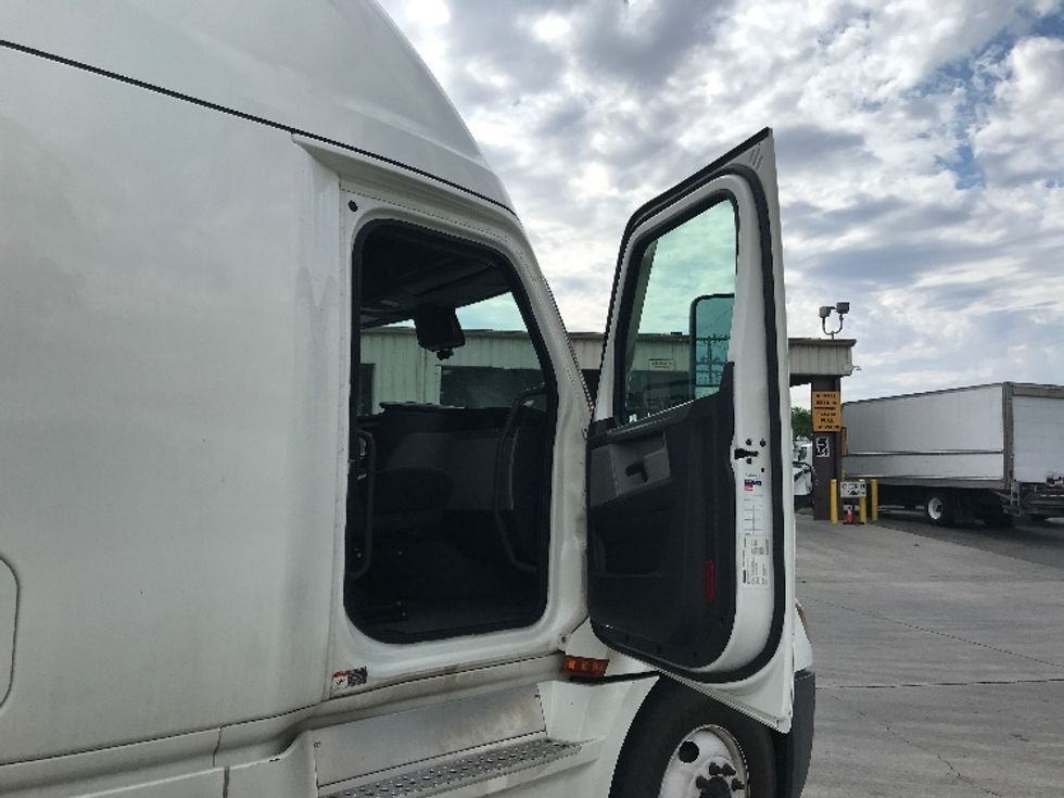 Sleeper Tractor-Heavy Duty Tractors-Freightliner-2021-T12664ST-Jurupa Valley-CA-468,326\n\t\tmiles-$ 74,000 - Image 13