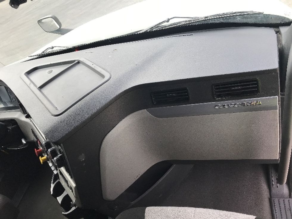 Sleeper Tractor-Heavy Duty Tractors-Freightliner-2021-T12664ST-Jurupa Valley-CA-468,326\n\t\tmiles-$ 74,000 - Image 14