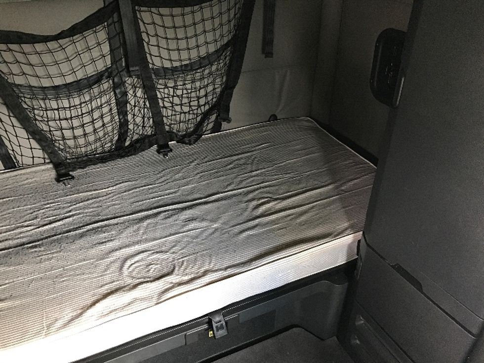 Sleeper Tractor-Heavy Duty Tractors-Freightliner-2021-T12664ST-Jurupa Valley-CA-468,326\n\t\tmiles-$ 74,000 - Image 16