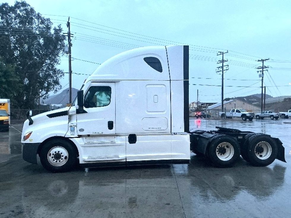 Sleeper Tractor-Heavy Duty Tractors-Freightliner-2021-T12664ST-Jurupa Valley-CA-468,326\n\t\tmiles-$ 74,000 - Image 4
