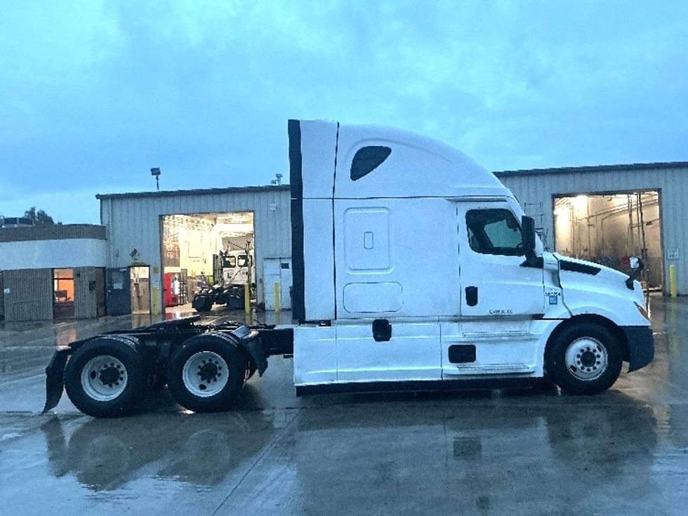 Sleeper Tractor-Heavy Duty Tractors-Freightliner-2021-T12664ST-Jurupa Valley-CA-468,326\n\t\tmiles-$ 74,000 - Image 8