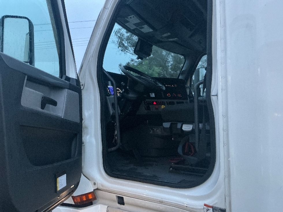 Sleeper Tractor-Heavy Duty Tractors-Freightliner-2021-T12664ST-Jurupa Valley-CA-468,326\n\t\tmiles-$ 74,000 - Image 9