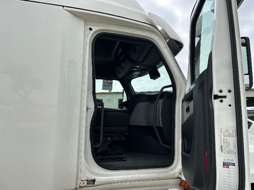 Sleeper Tractor-Heavy Duty Tractors-Freightliner-2021-T12664ST-Jurupa Valley-CA-588,510\n\t\tmiles-$ 63,250 - Image 13