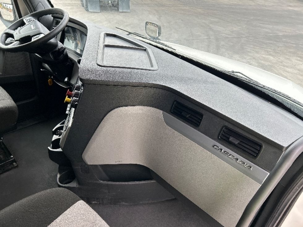 Sleeper Tractor-Heavy Duty Tractors-Freightliner-2021-T12664ST-Jurupa Valley-CA-588,510\n\t\tmiles-$ 63,250 - Image 14