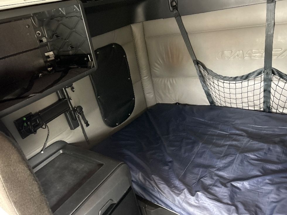 Sleeper Tractor-Heavy Duty Tractors-Freightliner-2021-T12664ST-Jurupa Valley-CA-588,510\n\t\tmiles-$ 63,250 - Image 18