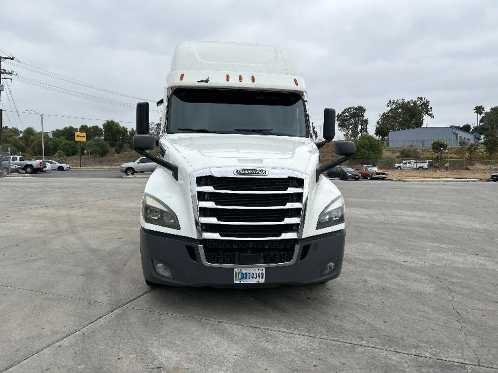 2021 Freightliner Cascadia 126" Sleeper Cab photo 2
