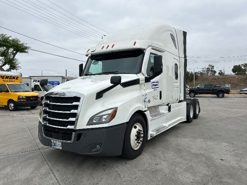 2021 Freightliner Cascadia 126" Sleeper Cab photo 3