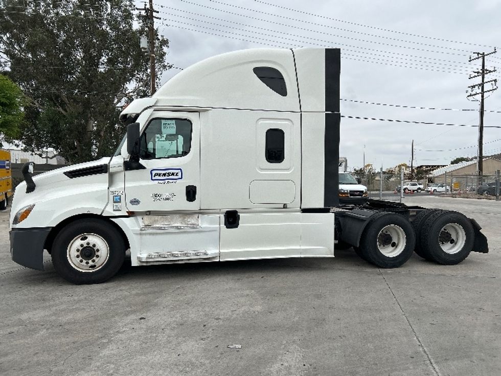 2021 Freightliner Cascadia 126" Sleeper Cab photo 4
