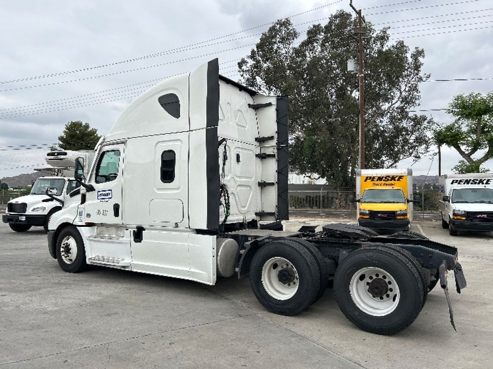 Sleeper Tractor-Heavy Duty Tractors-Freightliner-2021-T12664ST-Jurupa Valley-CA-588,510\n\t\tmiles-$ 63,250 - Image 5