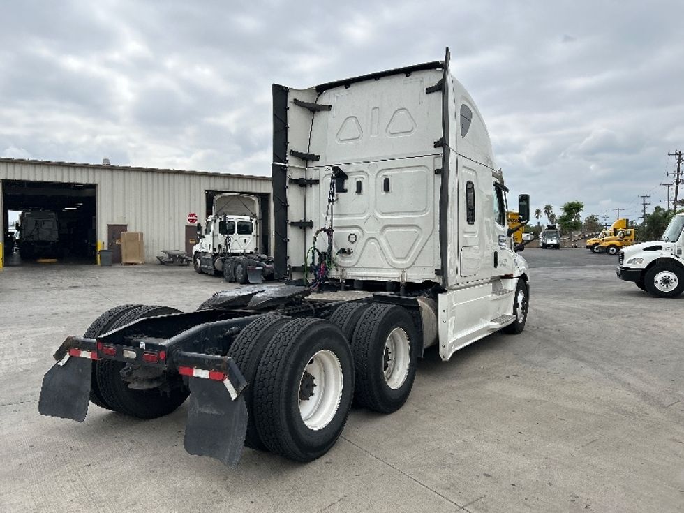 Sleeper Tractor-Heavy Duty Tractors-Freightliner-2021-T12664ST-Jurupa Valley-CA-588,510\n\t\tmiles-$ 63,250 - Image 7