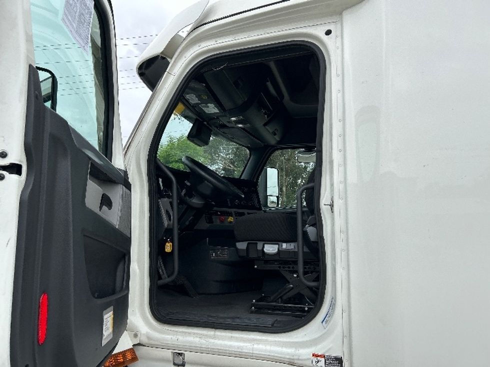 Sleeper Tractor-Heavy Duty Tractors-Freightliner-2021-T12664ST-Jurupa Valley-CA-588,510\n\t\tmiles-$ 63,250 - Image 9