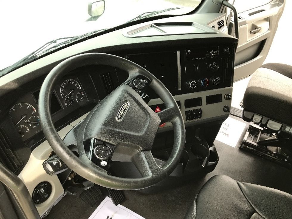 Sleeper Tractor-Heavy Duty Tractors-Freightliner-2021-T12664ST-Kansas City-MO-432,170\n\t\tmiles-$ 77,750 - Image 10