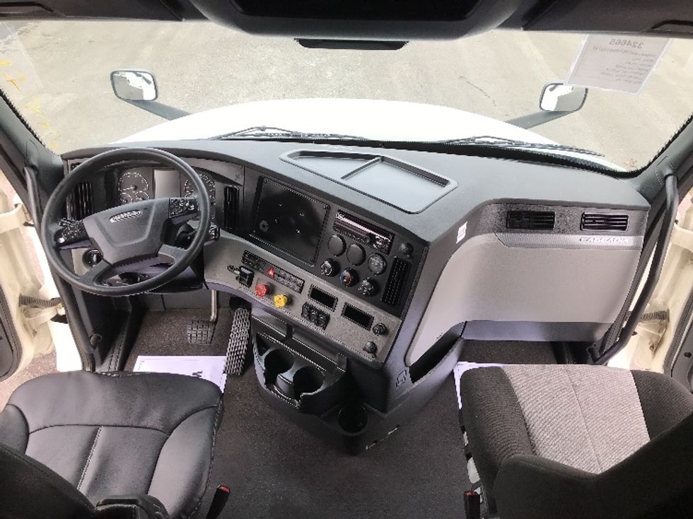 Sleeper Tractor-Heavy Duty Tractors-Freightliner-2021-T12664ST-Kansas City-MO-432,170\n\t\tmiles-$ 77,750 - Image 12