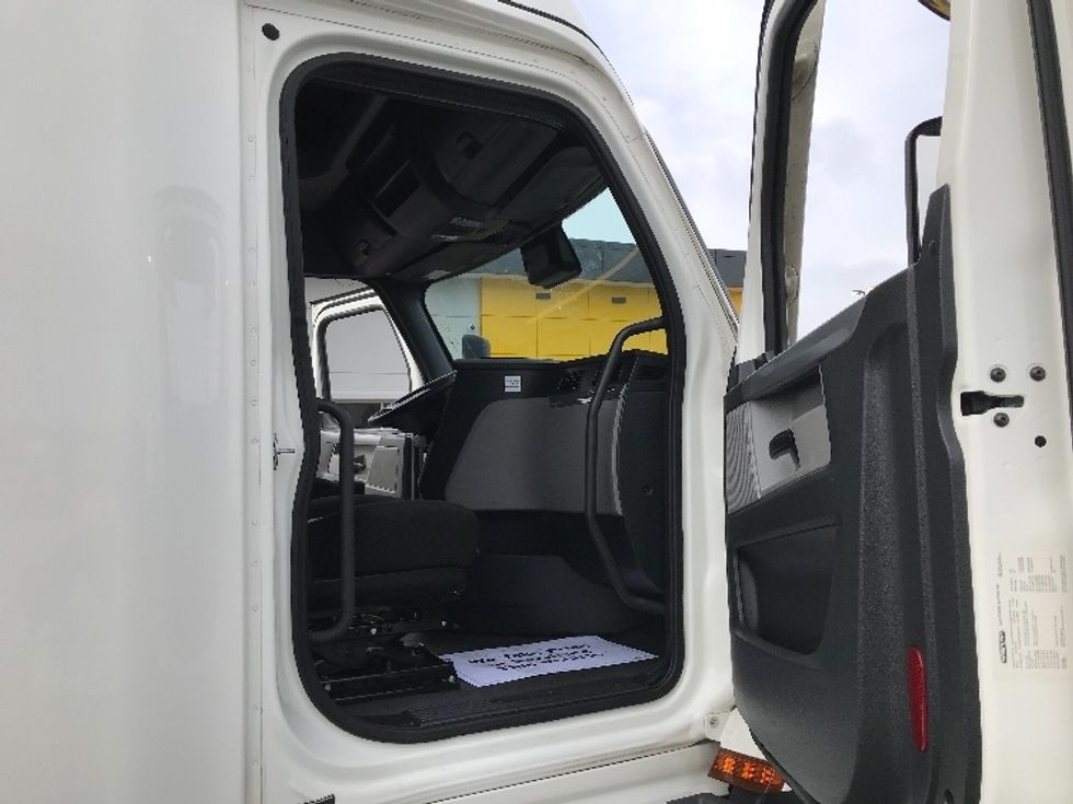 Sleeper Tractor-Heavy Duty Tractors-Freightliner-2021-T12664ST-Kansas City-MO-432,170\n\t\tmiles-$ 77,750 - Image 13