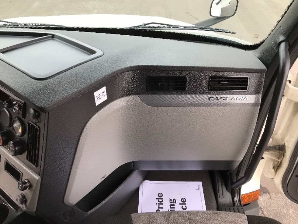 Sleeper Tractor-Heavy Duty Tractors-Freightliner-2021-T12664ST-Kansas City-MO-432,170\n\t\tmiles-$ 77,750 - Image 14