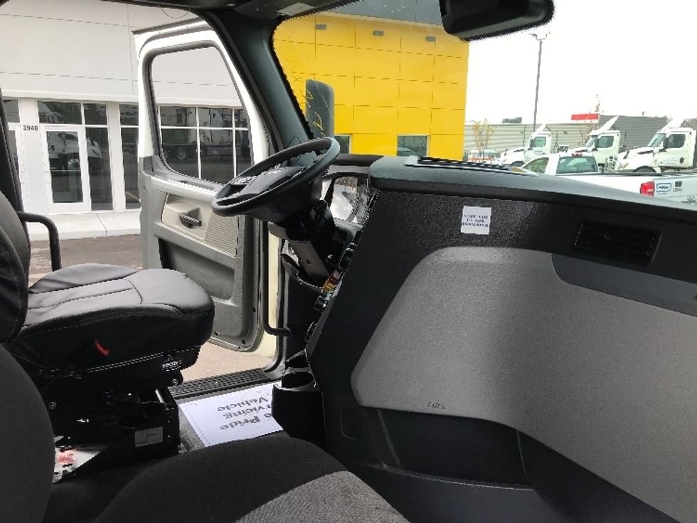 Sleeper Tractor-Heavy Duty Tractors-Freightliner-2021-T12664ST-Kansas City-MO-432,170\n\t\tmiles-$ 77,750 - Image 15