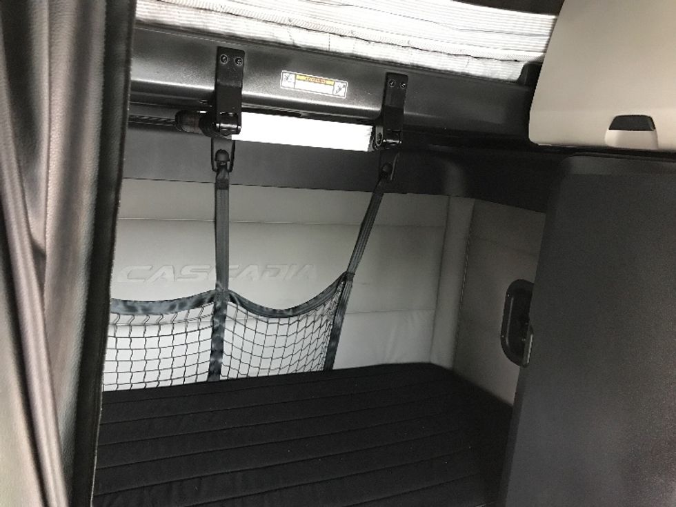 Sleeper Tractor-Heavy Duty Tractors-Freightliner-2021-T12664ST-Kansas City-MO-432,170\n\t\tmiles-$ 77,750 - Image 16