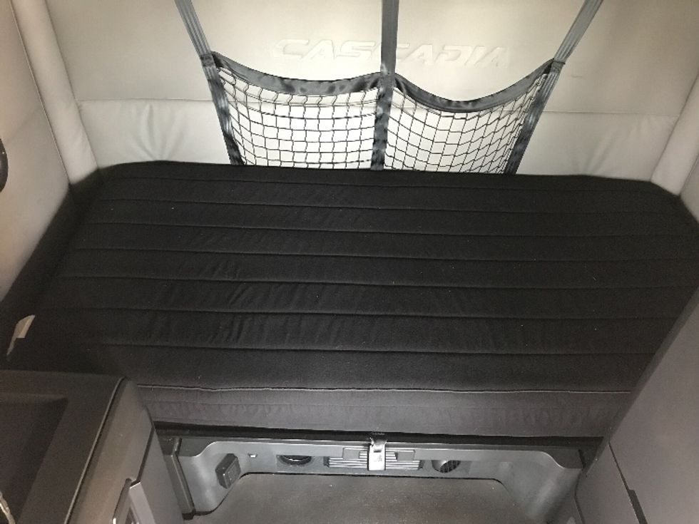 Sleeper Tractor-Heavy Duty Tractors-Freightliner-2021-T12664ST-Kansas City-MO-432,170\n\t\tmiles-$ 77,750 - Image 17