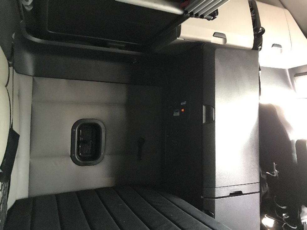 Sleeper Tractor-Heavy Duty Tractors-Freightliner-2021-T12664ST-Kansas City-MO-432,170\n\t\tmiles-$ 77,750 - Image 18