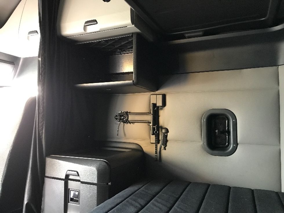 Sleeper Tractor-Heavy Duty Tractors-Freightliner-2021-T12664ST-Kansas City-MO-432,170\n\t\tmiles-$ 77,750 - Image 19