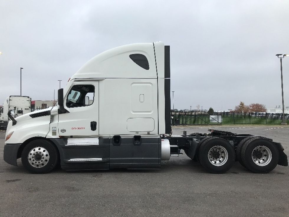 Sleeper Tractor-Heavy Duty Tractors-Freightliner-2021-T12664ST-Kansas City-MO-432,170\n\t\tmiles-$ 77,750 - Image 4