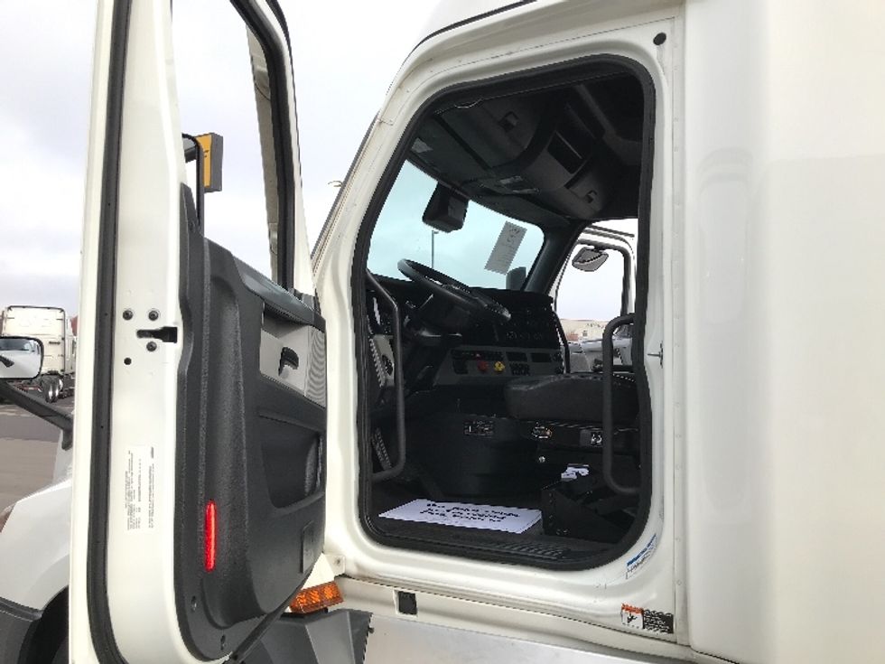 Sleeper Tractor-Heavy Duty Tractors-Freightliner-2021-T12664ST-Kansas City-MO-432,170\n\t\tmiles-$ 77,750 - Image 9