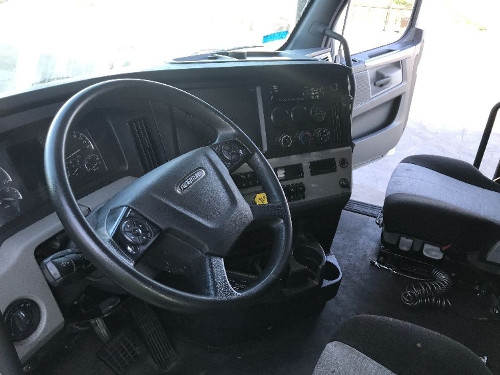 Sleeper Tractor-Heavy Duty Tractors-Freightliner-2021-T12664ST-Kansas City-MO-455,717\n\t\tmiles-$ 75,000 - Image 10