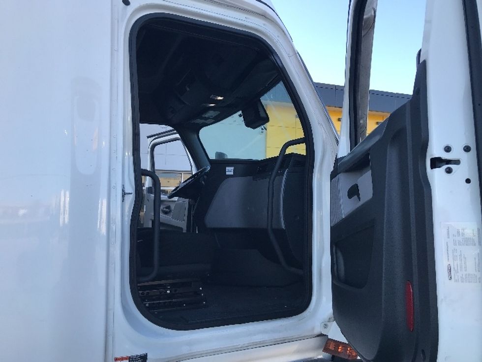 Sleeper Tractor-Heavy Duty Tractors-Freightliner-2021-T12664ST-Kansas City-MO-455,717\n\t\tmiles-$ 75,000 - Image 13