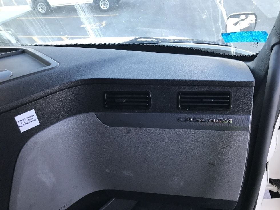 Sleeper Tractor-Heavy Duty Tractors-Freightliner-2021-T12664ST-Kansas City-MO-455,717\n\t\tmiles-$ 75,000 - Image 14