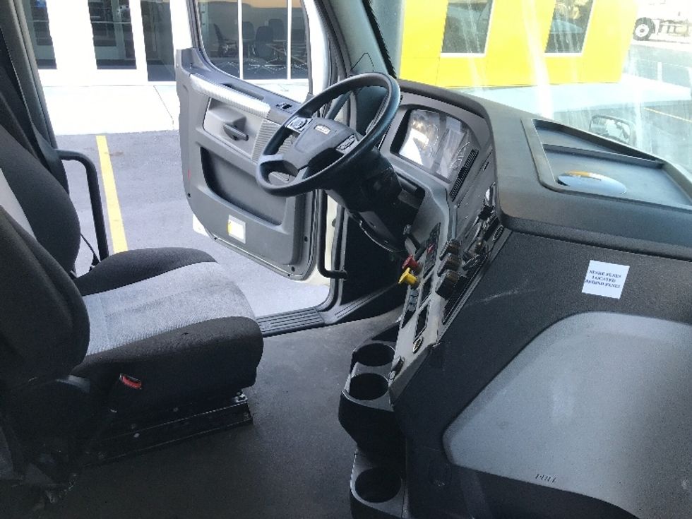 Sleeper Tractor-Heavy Duty Tractors-Freightliner-2021-T12664ST-Kansas City-MO-455,717\n\t\tmiles-$ 75,000 - Image 15